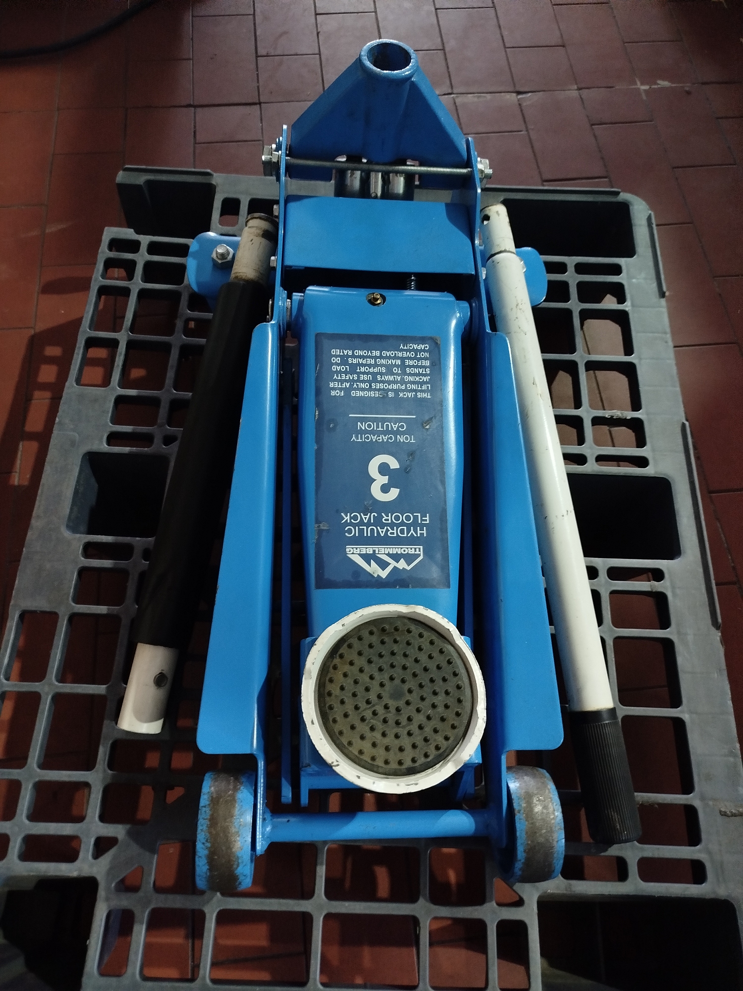 Домкрат подкатной гаражный Trommelberg XRD0332 на 3 т (130/475 мм)